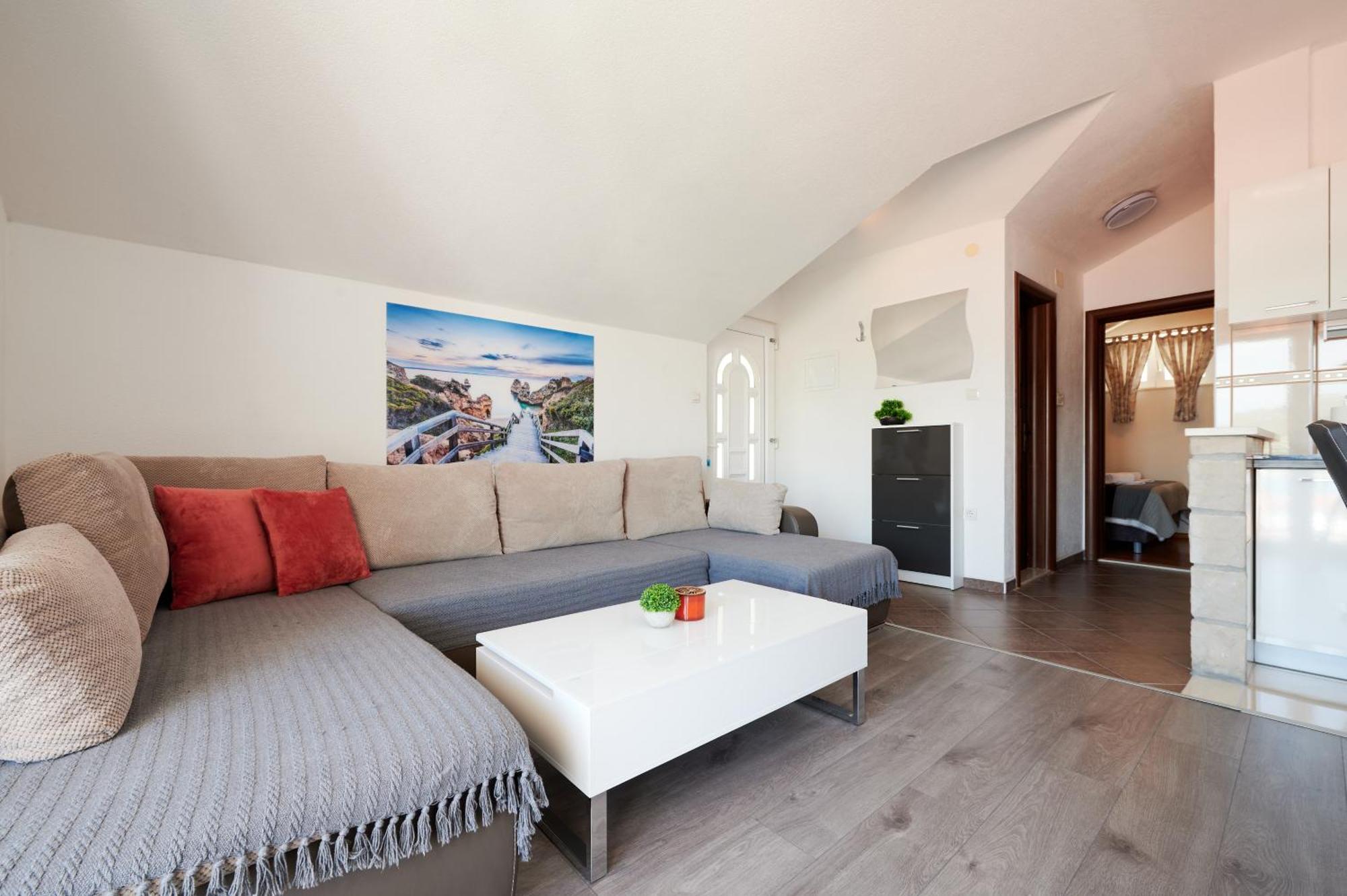 Apartment & Zaja *